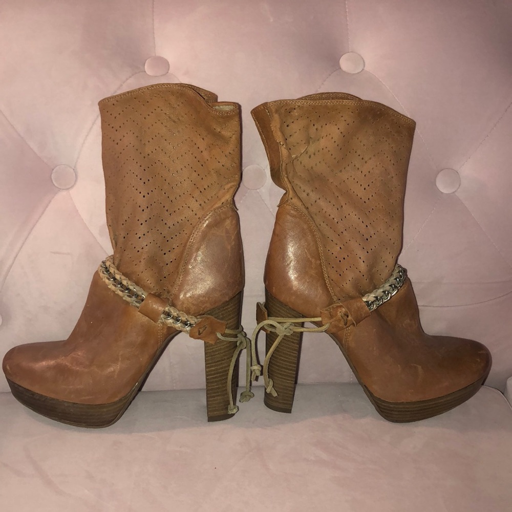 Beautiful leather camel color platform boots